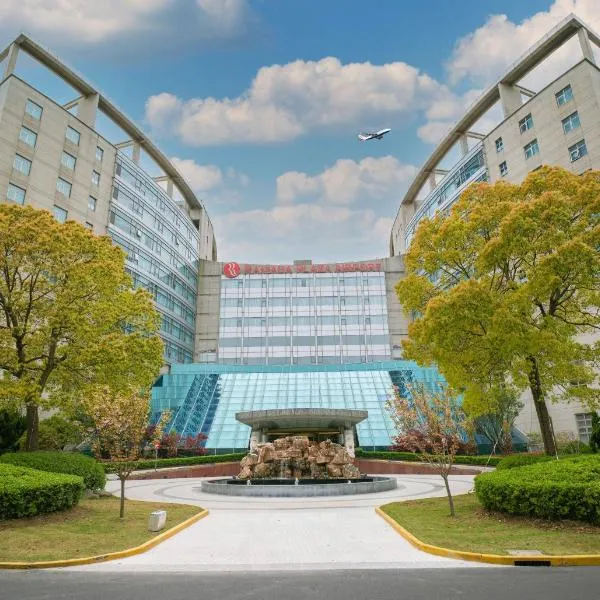Ramada Plaza Shanghai Pudong Airport - 3 mins to PVG depature floor & check entrance with hotel shuttle, hotel in Shanghai