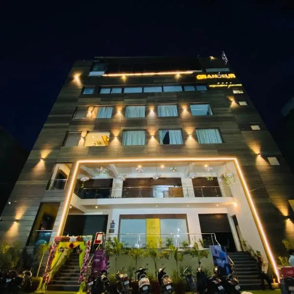 Hotel SS Grandeur: Alambagh şehrinde bir otel