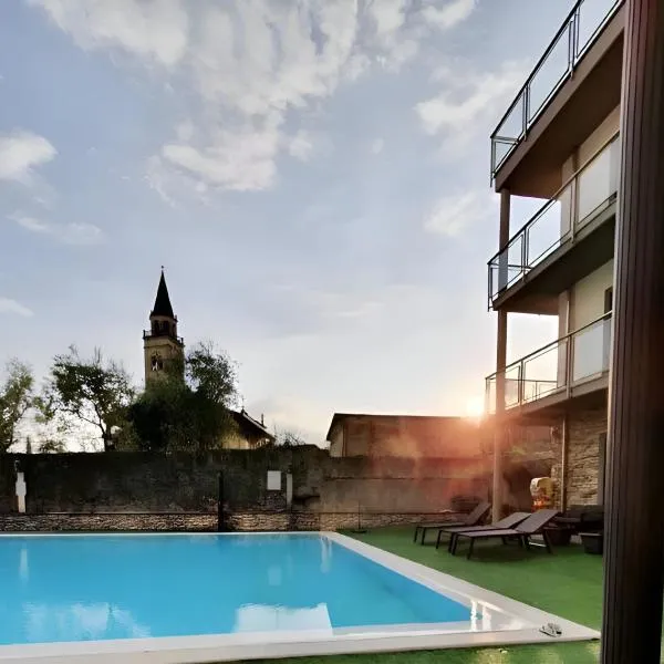 Alexandra's Sunset Apartment, hotel v destinaci Domaso