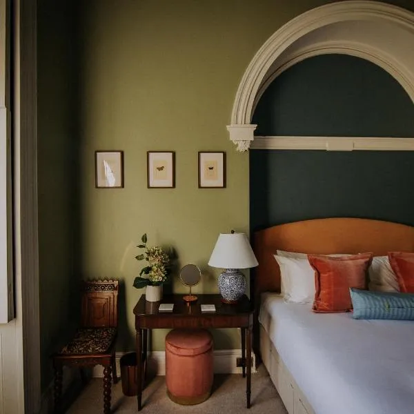 The Pheasant Lodge Spacious Cosy Georgian Apartment with Garden Views & Log Fire, hotel in Grange Over Sands