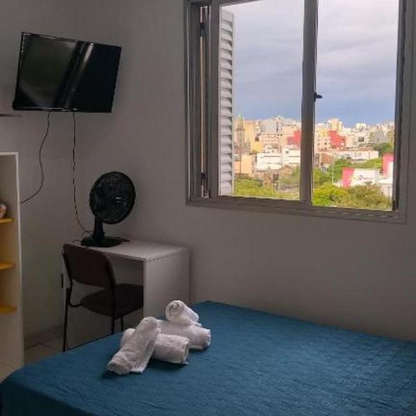 Quarto suite individual Compartilha somente a cozinha com o morador e sua cachorra Chori