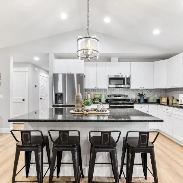 Brand New Bungalow with King Bed Suites in St Aug، فندق في سانت أوغيستين