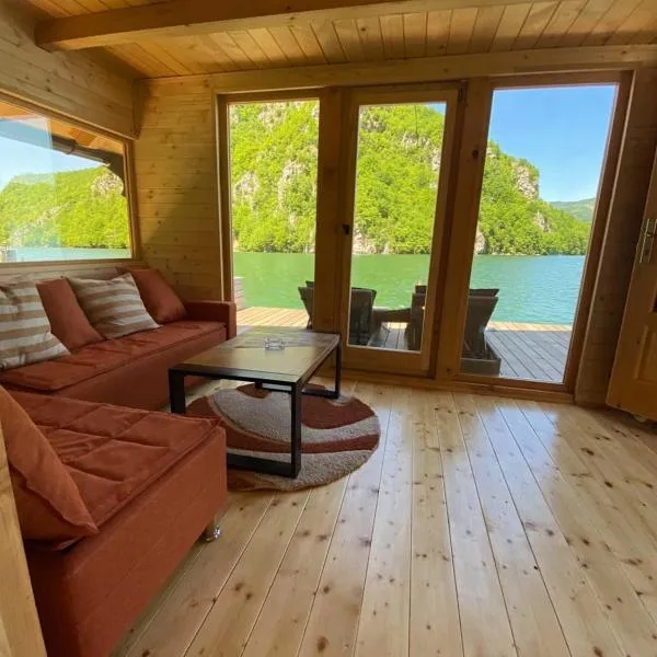 Floating House Perućac, hotel v destinaci Perućac