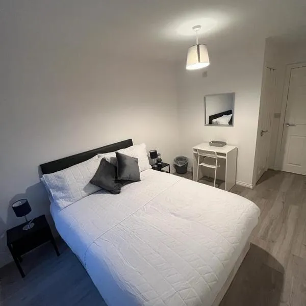 2 bedroom light, spacious aptmnt nr Heathrow, hôtel à Cranford