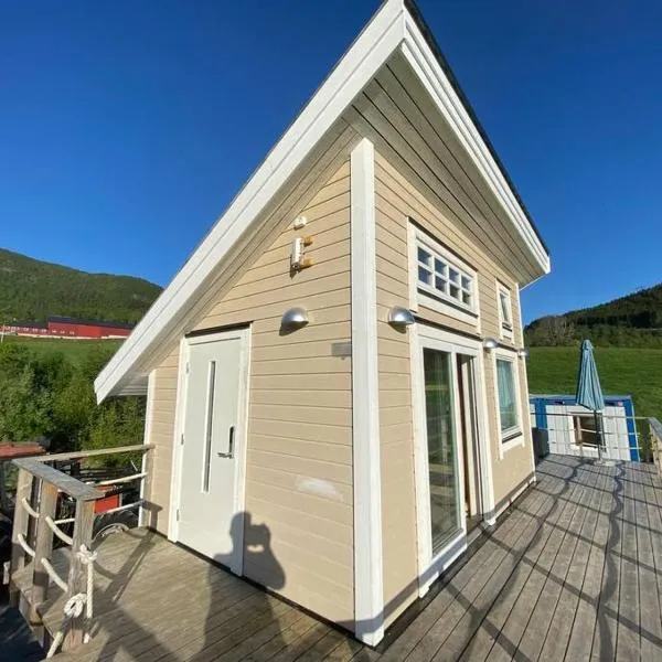 Minihus med drømmeutsikt til Sunnmørsalpene, hotel in Aure