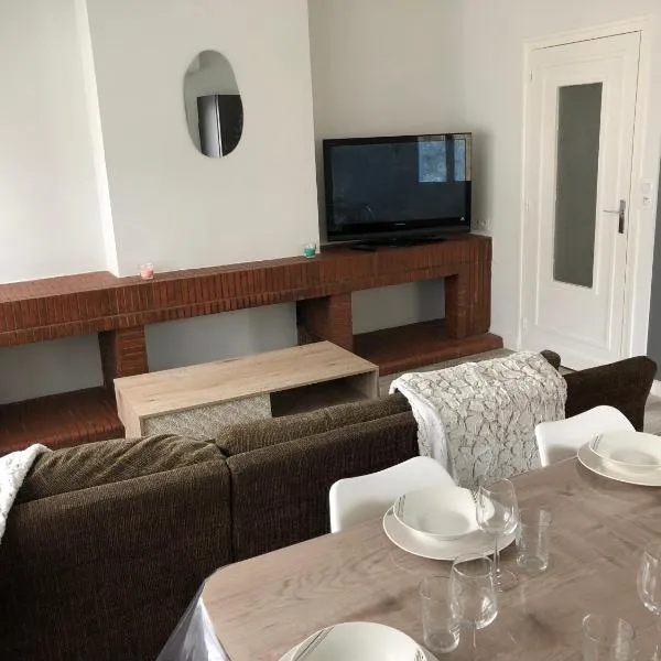 Appartement cosy et lumineux, hotel v destinaci Caussens