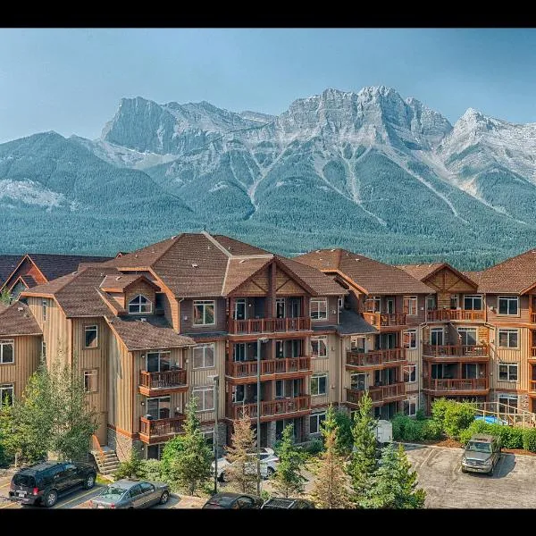 Falcon Crest Lodge by CLIQUE: Canmore şehrinde bir otel