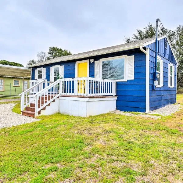 Lake Granbury Getaway ~ 1 Block to Waterfront, hotel in Granbury