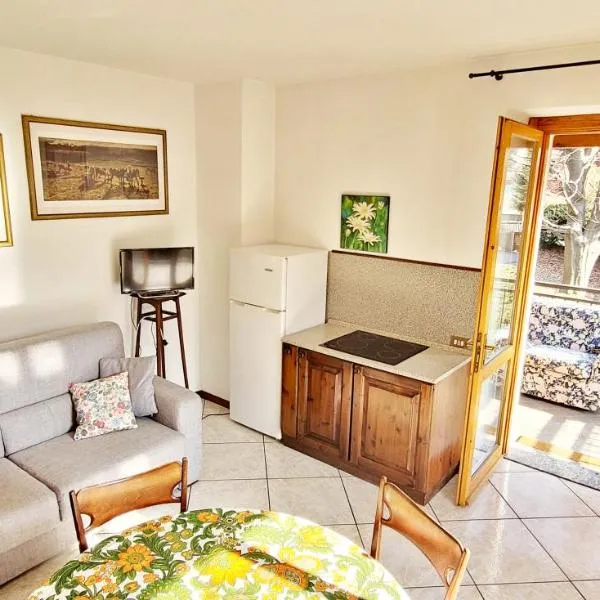 Appartamento con ingresso autonomo, giardino privato e portico, hotel en Introbio