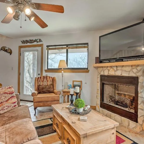 Medicine Park Cabin Rental with Mountain View, hotel in Medicine Park