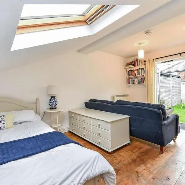 Garden room, central Winchester, hotel in Winchester