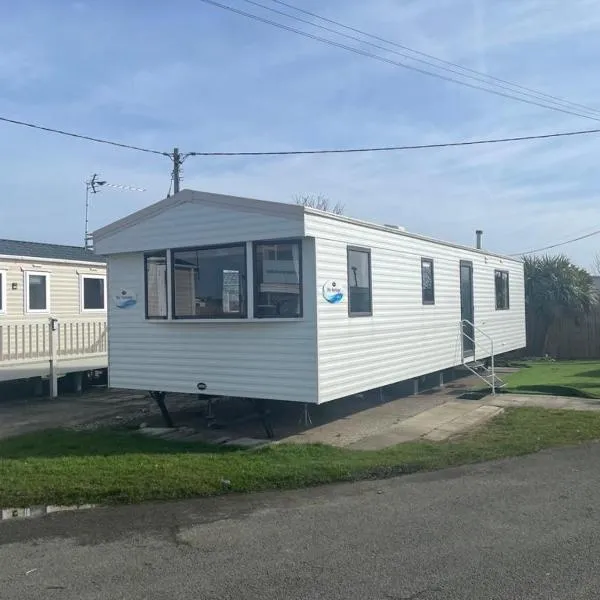No. 1 Family Caravan at Golden Gate Holiday Centre, Sleeps 6, hotel v destinaci Abergele