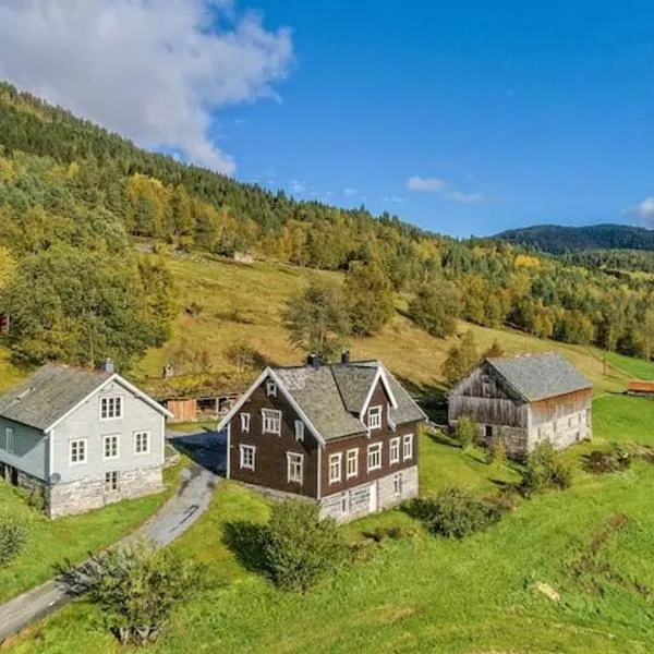 Heggjabygda Gjestegard - historisk tømmerhus i landlige omgivelser, hotel in Nordfjordeid