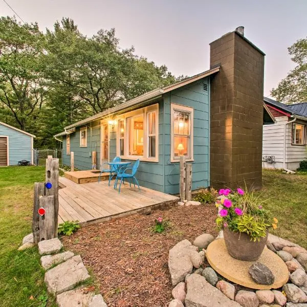 Lincoln Junction에 위치한 호텔 East Tawas Cabin with Deck, Backyard and Fire Pit!