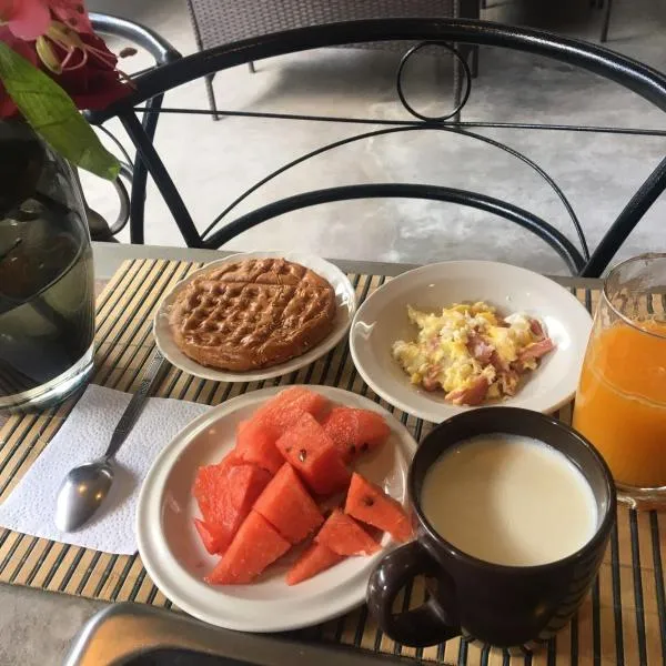Hogar de Adriane Bed and breakfast cerca al aeropuerto, hotel in Hacienda Chichipata