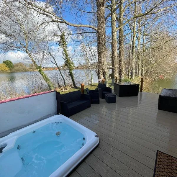 Rudd lake Luxury lakeside lodge with fishing & hot tub@Tattershall, hotel in North Kyme