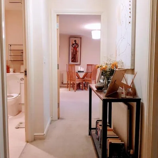 Central spacious and secure with a double bed, hotel v destinaci Colindale