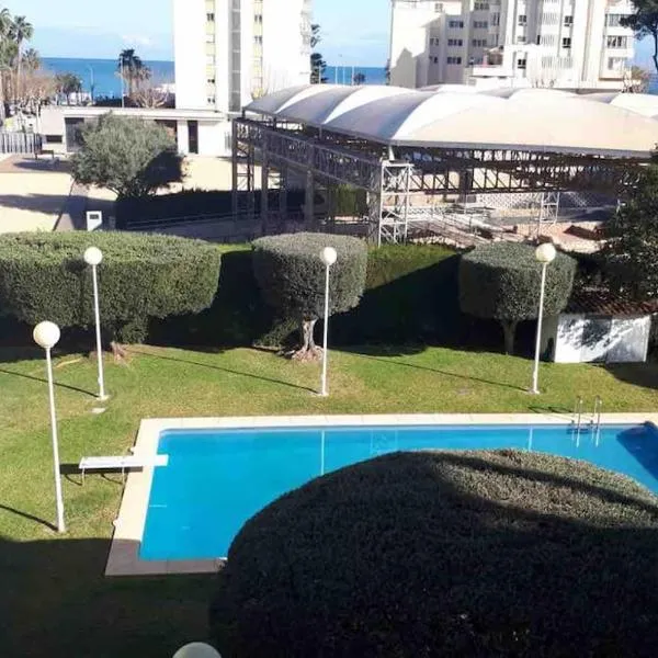 Lovely 2 bedroom apartment 2nd line to beach, hotel in Albir