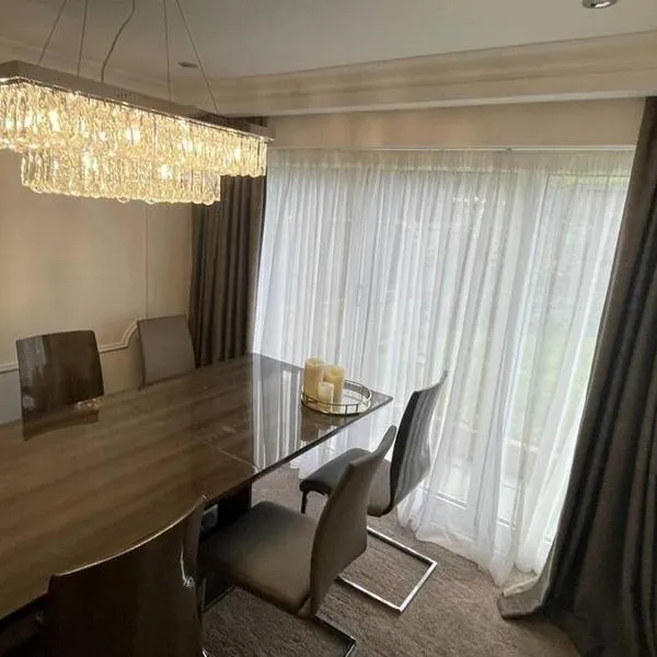 Lovely 3 bedroom house in Borehamwood ., hotel i Borehamwood