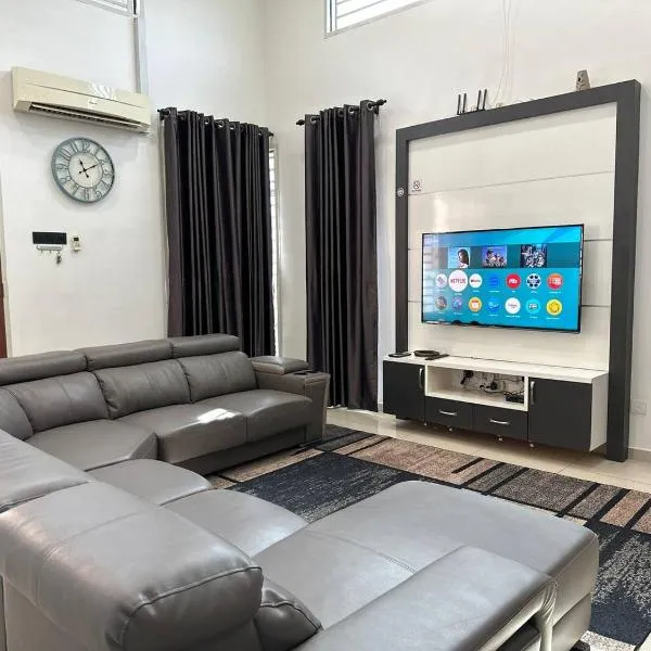 Bandar Melaka Family Bungalow Private Pool BBQ WiFi Netflix, hotel in Melaka