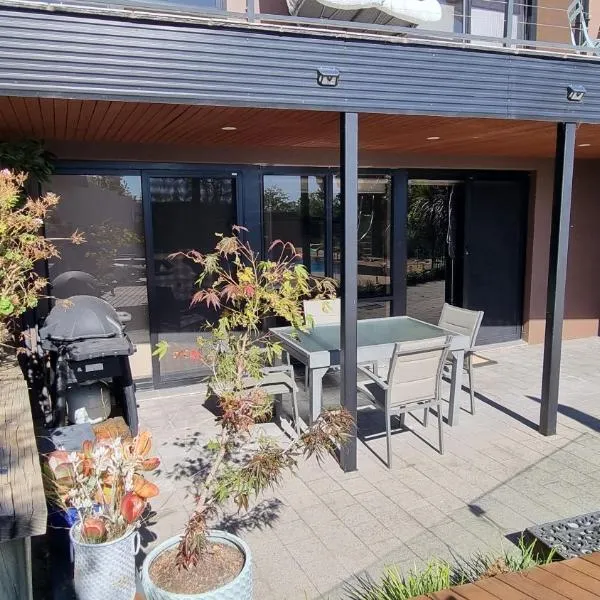 Guest Suite in Duffy with Pool View, hotel en Weston Creek