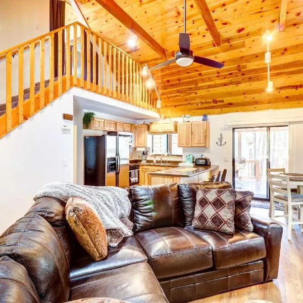 Near Hiking Trails: Wooded Cabin in Lakeside!, hotell i Lake of the Woods