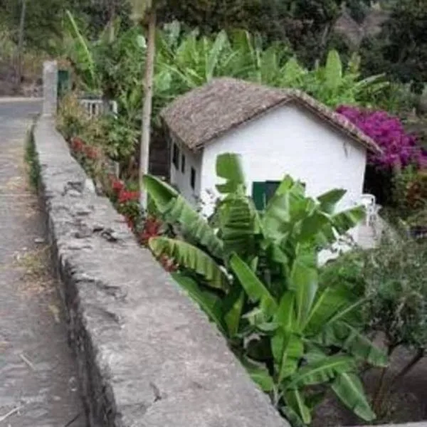 Cottage na Ribeira do Paúl, hotel in Pombas