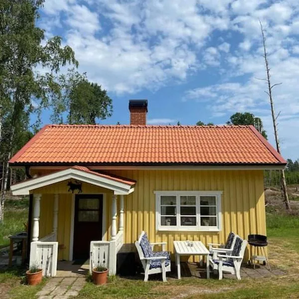 Fint torp nära vattnet med tillgång till båt., hotel in Dalskog