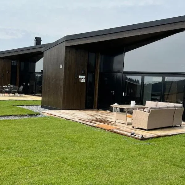 Attraktiv & smart funkishytte på Nes Strandhager., hotel i Årnes