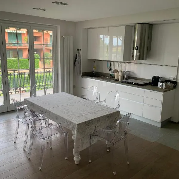 Ampio Appartamento con vista lago, sauna e camino Golf club Margara, hotel v destinaci Fubine