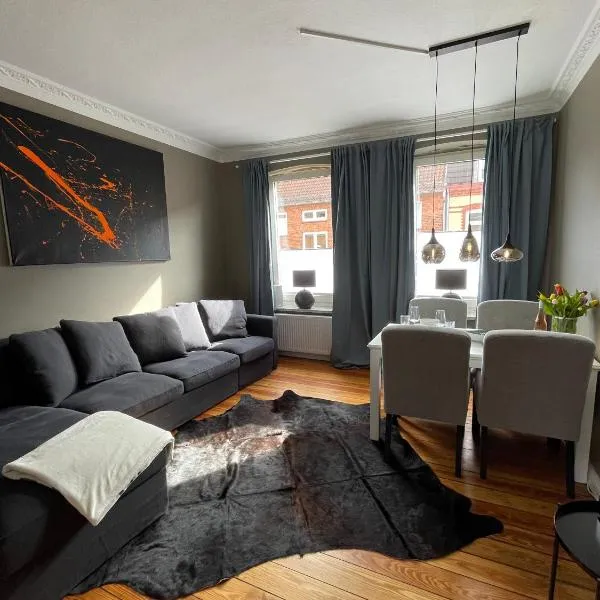 Altbaucharme Deluxe mit Balkon in zentraler Lage, hotel in Kiel