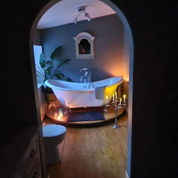 Fyne Byre Cottage - Barn Conversion with Hot Tub, hotel v destinaci Cairndow