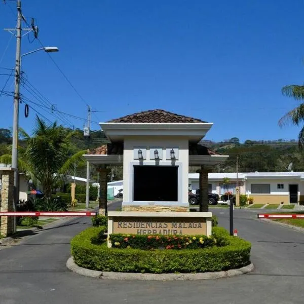 Alojamiento en Playa Herradura: Herradura şehrinde bir otel