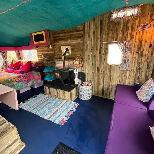 Budget stay, in lovely private setting with rustic charm, log burner, fire pit, campers kitchen & Eco Loo NO BEDDING SUPPLIED, hotel v destinaci Narberth