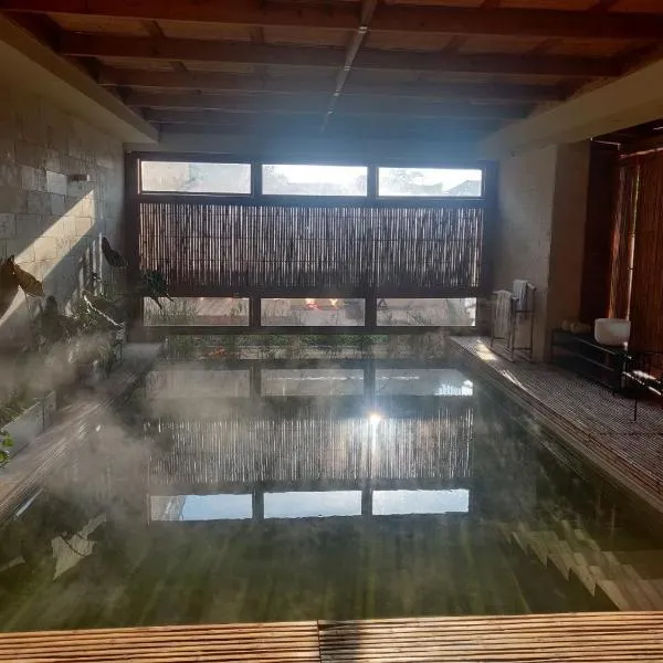 Sera Suites, hotel in Merẖavya