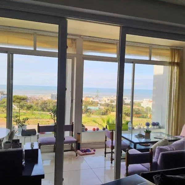 Melrose Beach - Apartment with a beach view, hotel en Dar Bouazza