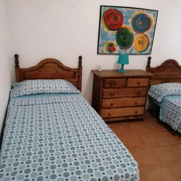 habitación en un bajo 2 camas individual casa compartida, hotel em Abades