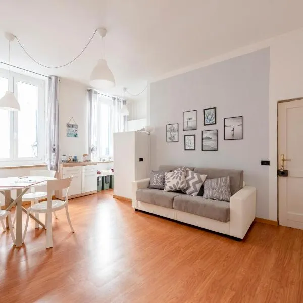 Mazzini 12, Elegant Central Apartment, Air Conditioning, Wi-Fi, Just 100 mt from the Public Beach, the Ideal Choice for a Relaxing and Exciting Coastal Escape, private garage available on request at 20,00 per night, hotel in Rapallo