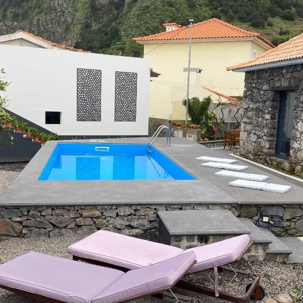 Cottage Quinze & Apartment with Swimming pool, hotel sa Ponta Delgada