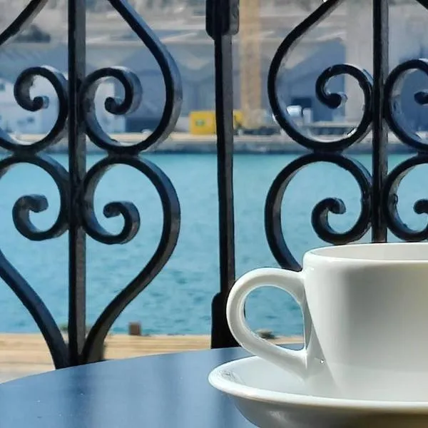 Deck 3 Savynomad Harbour Residences wow Views, hotel in Cospicua