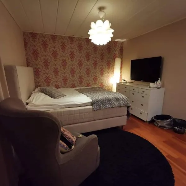 OWN ROOM WITH BIG BED IN A BIG HOUSE!, hotel v destinaci Luleå