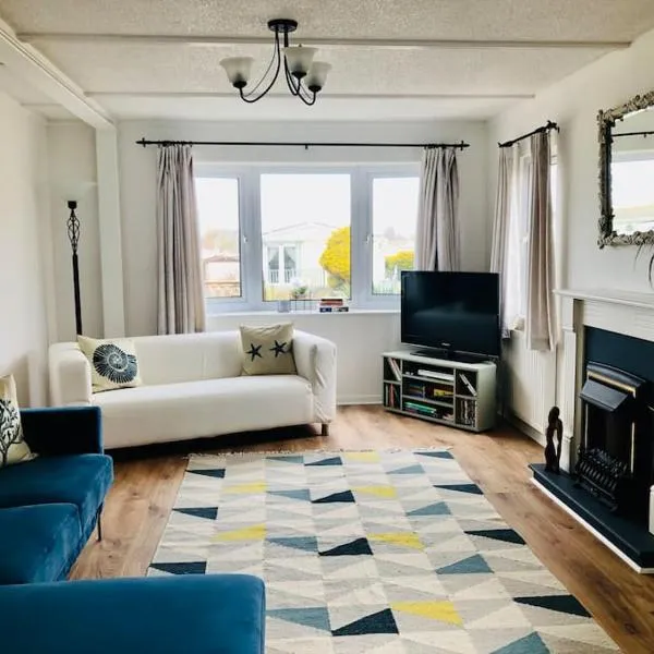 Fresh 4 Bed Coastal Home nr Padstow, hotel in Padstow