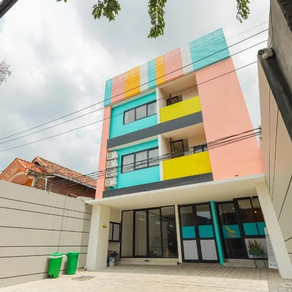 Sans Hotel Clover Ace Surabaya by RedDoorz, hotel v destinaci Surabaja