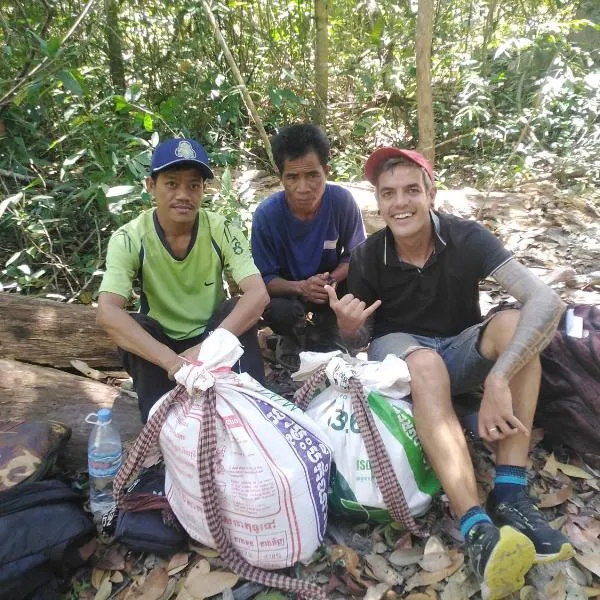 Reggae bar homestay& Sona trekking tour, hotel v destinaci Banlung