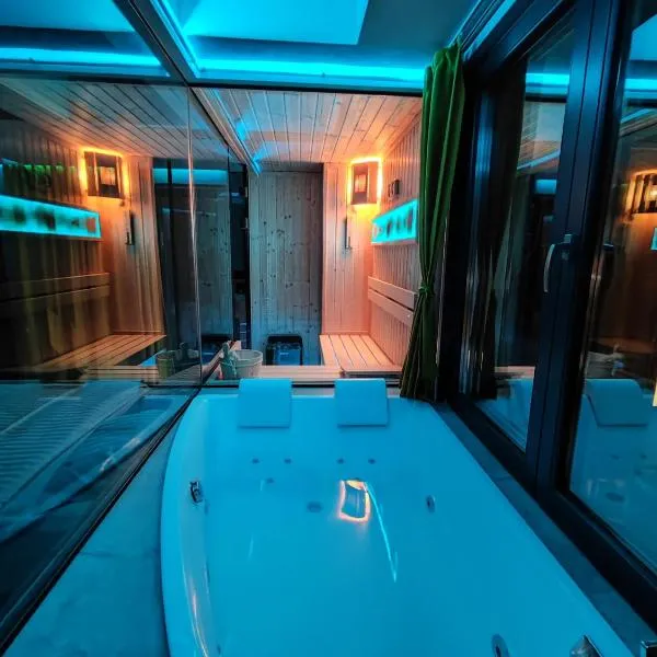 Smart Luxury Penthouse Suites - Private Sauna, Hot-Tub, Home Cinema at the best Location in Skopje, hotel v destinaci Skopje