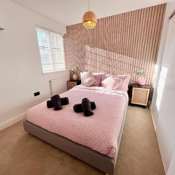 Cosy 2 Bed Apartment Minutes From Bournemouth Beach & Town, hotel in Bournemouth