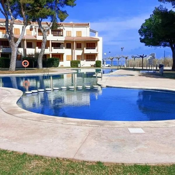 2 bedrooms appartement at Alcanar 100 m away from the beach with shared pool and furnished terrace、アルカナルのホテル