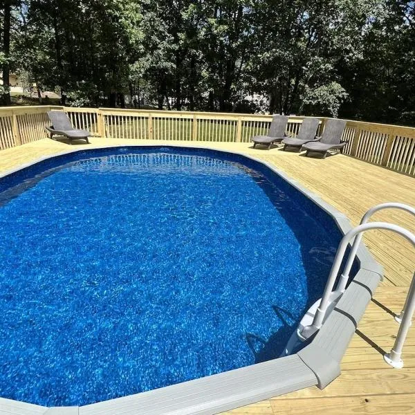 AMAZING Home with PRIVATE POOL, GAME ROOM & FIRE PIT!, hotel en East Stroudsburg