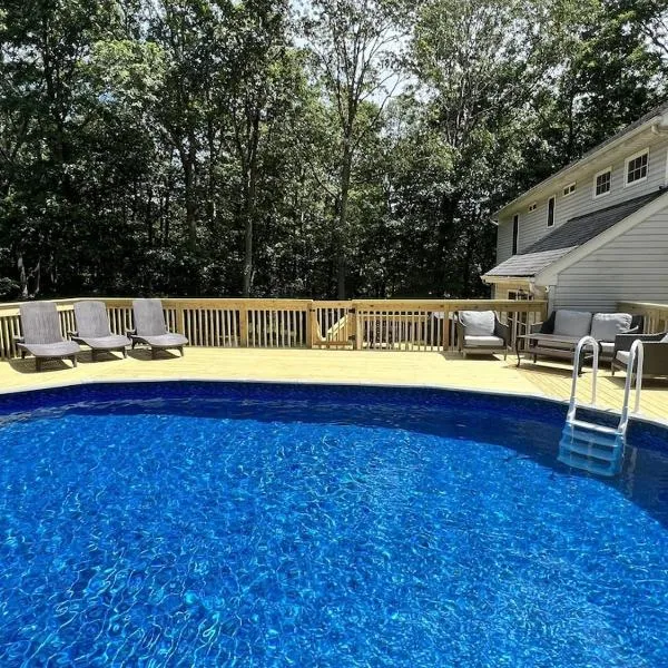 AMAZING Home with PRIVATE POOL, GAME ROOM & FIRE PIT!, Hotel in East Stroudsburg