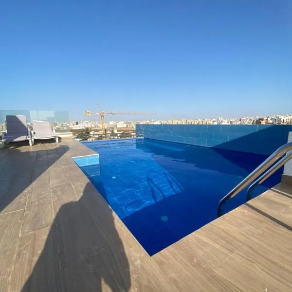 Magnifique Appartement avec PISCINE sur le toit, 3 Chambres, 4 Salles de Bain, Salle de Gym et Terrasse, LUXURY & COMFORT in ALMADIES, hotel in Dakar